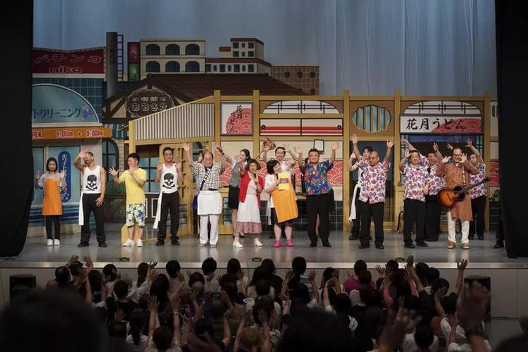 见证笑点创造的「吉本新喜剧」：吉本兴业旗下搞笑艺人聚集的欢乐盛宴